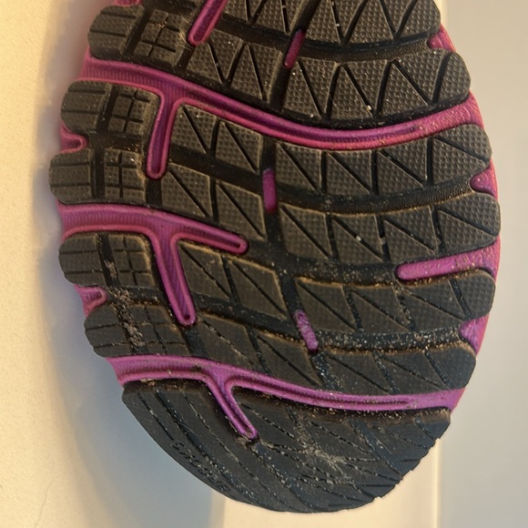 Barely worn Brooks sneakers - Picture 10 of 11